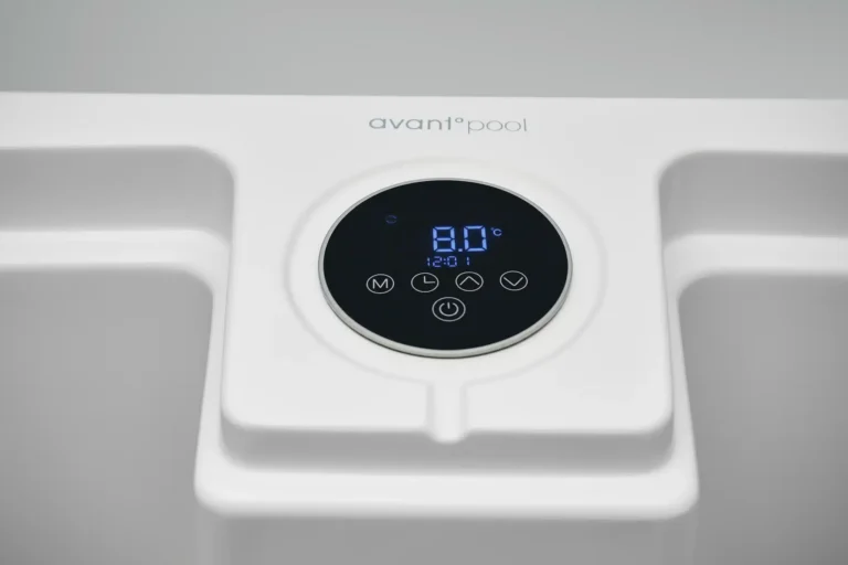 kinosevo-displayconsole-0426jpg » Auraspa AvantPool pool control panel: white unit with circular black display showing 8.0°C and time 12:01, brand visible above the display